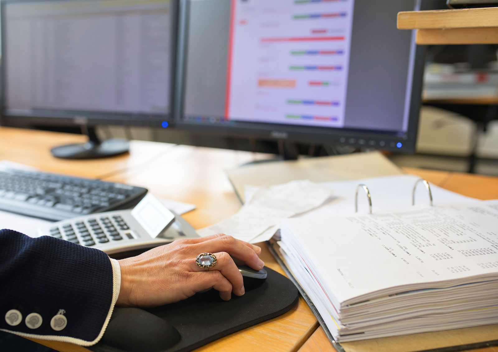 Mirja Kusxchur am Computer mit der Hand auf der Maus